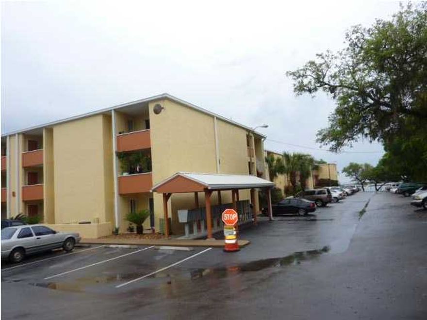 CUTE CONDO AT A WATERFRONT COMMUNITY. COMMUNITY HAS POOL, LAUNDRY FACILITIES, FISHING DOCK, BEACH, TENNIS COURTS. GALLEY STYLE KITCHEN, LIVING ROOM/DINING ROOM COMBINATION. EXTRA STORAGE ON BALCONY. SORRY, NO PETS AND NO SMOKING. WATER INCLUDED