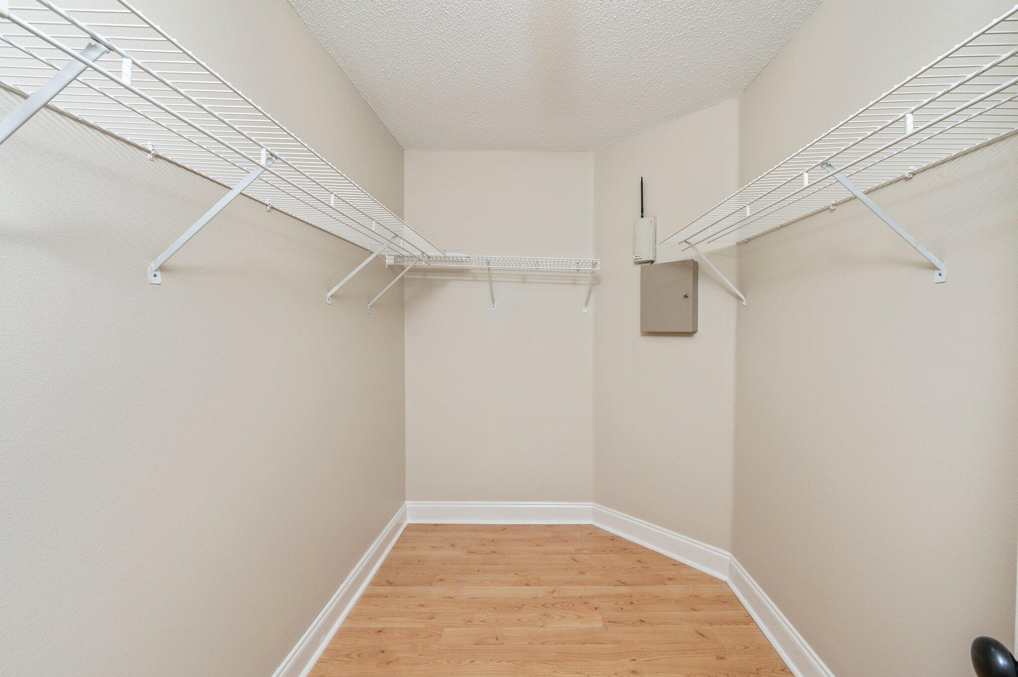 COUNTRYVIEW EST 9TH ADD LOT 16 - Residential