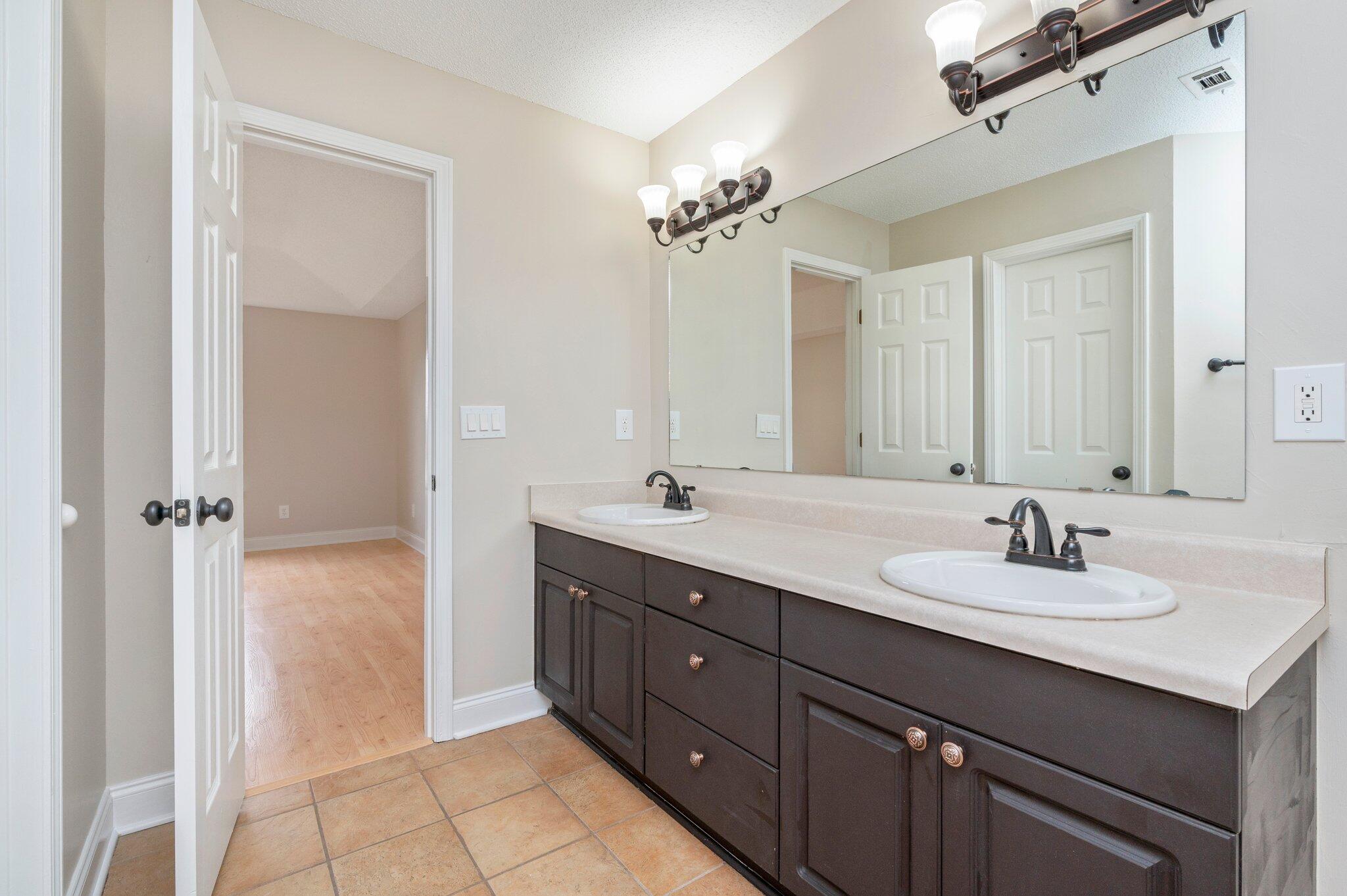 COUNTRYVIEW EST 9TH ADD LOT 16 - Residential