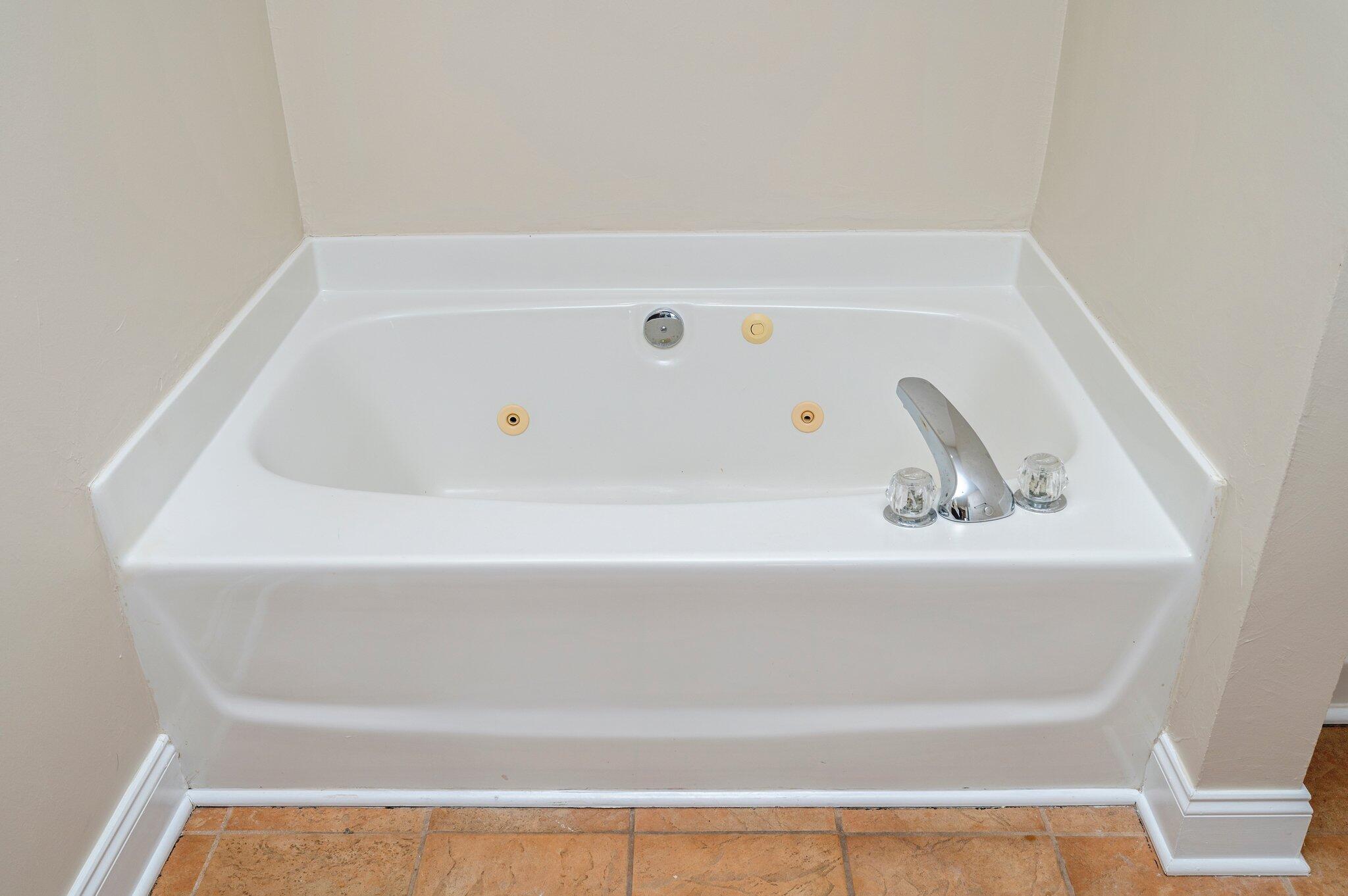 COUNTRYVIEW EST 9TH ADD LOT 16 - Residential