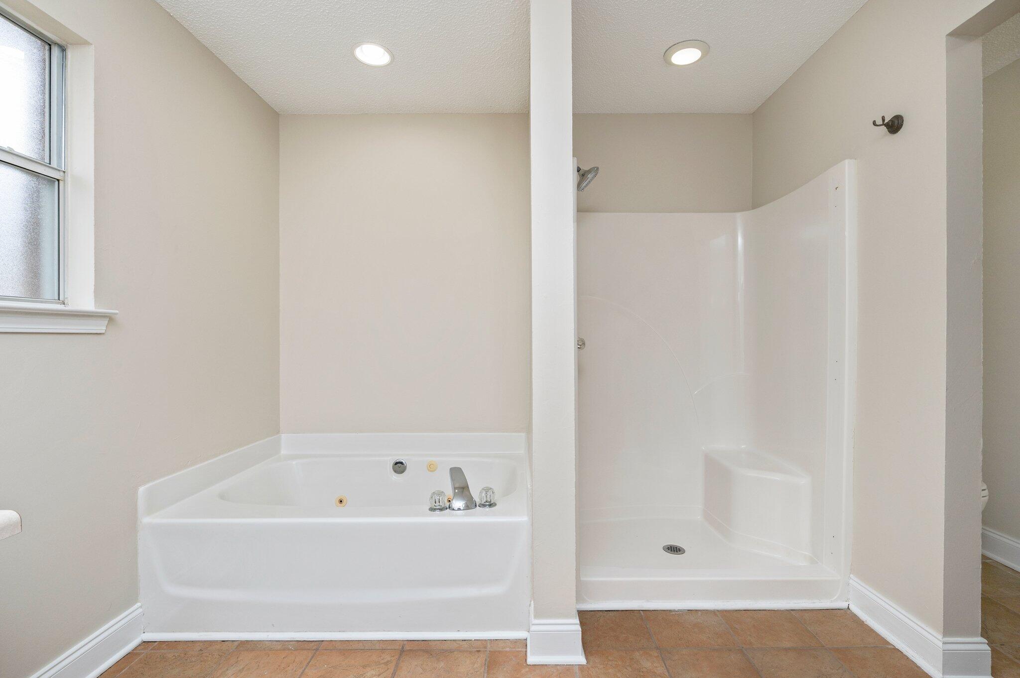 COUNTRYVIEW EST 9TH ADD LOT 16 - Residential