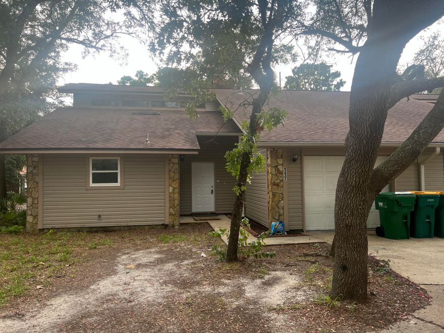 3 Bedroom, 3 Bath townhouse centrally located in Shalimar. This townhouse features vaulted ceiling in Living Area. A loft Bedroom with en suite bathroom. Enclosed porch area. Large Kitchen with lots of cabinets.