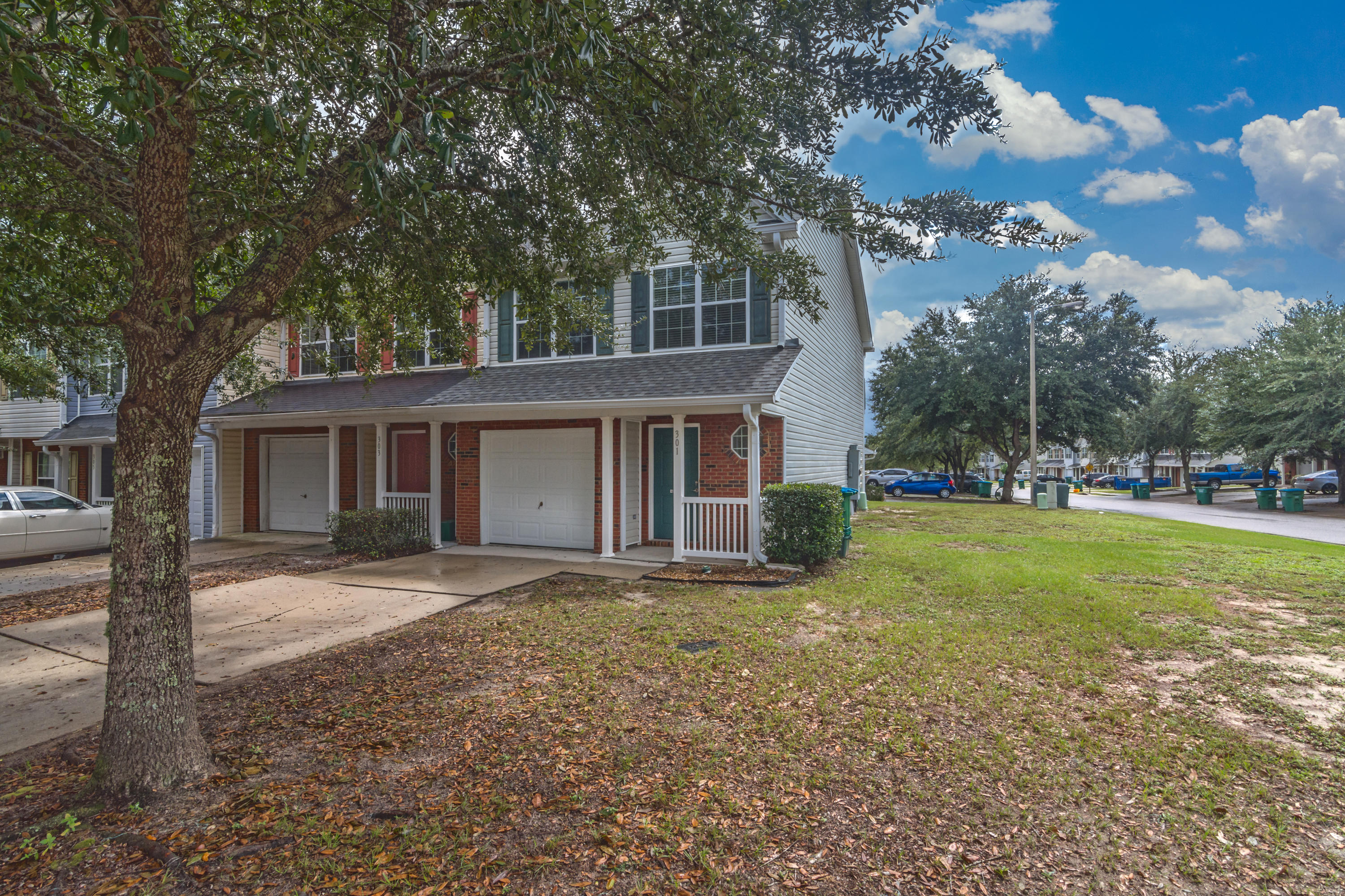 ROLLING PINES T/H LOT 1 BLK B - Residential