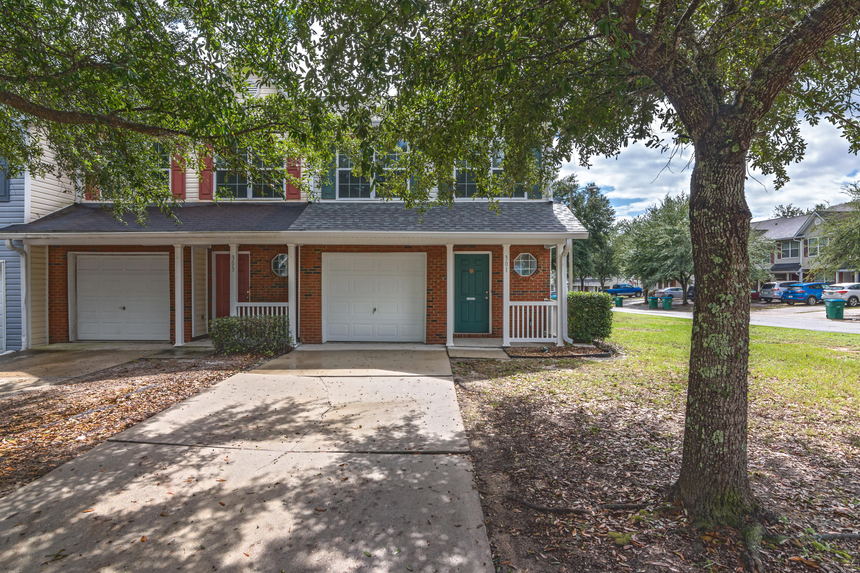 ROLLING PINES T/H LOT 1 BLK B - Residential