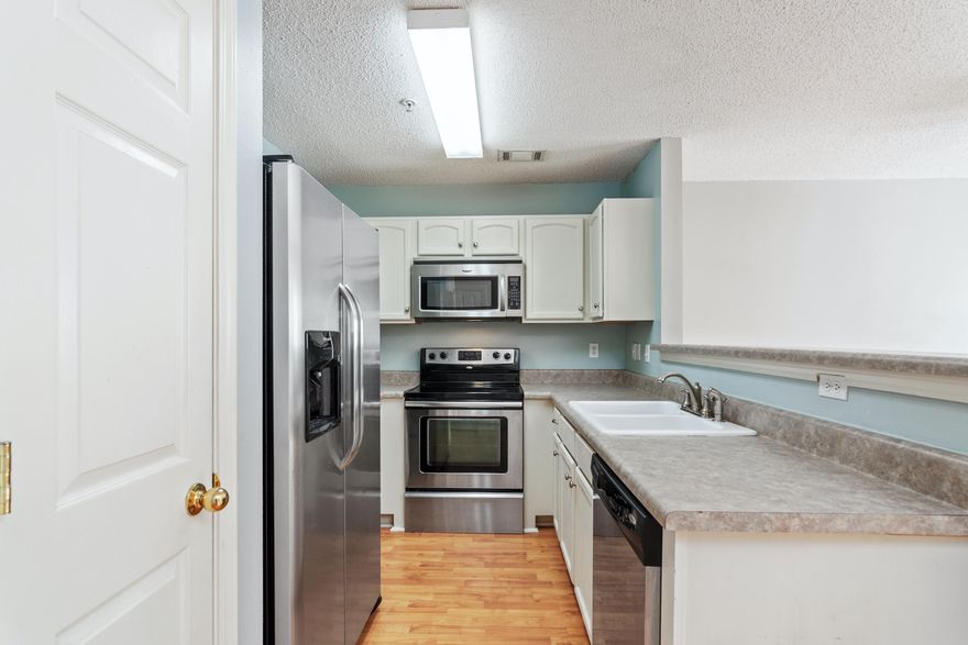 Move-in ready! Nice corner unit w/ a NEW ROOF in 2020 and a single car garage. The townhome has laminate hardwood flooring, stainless steel appliances and an open floor plan. Bedrooms are all located upstairs. Room dimensions are approximate.