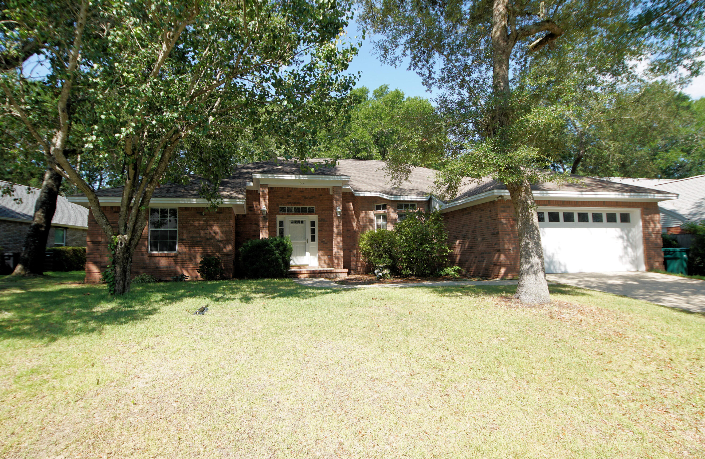 HUGE PRICE ADJUSTMENT!! Welcome to Parkwood Estates, a gated community in Bluewater Bay! Entering this home through its lovely tiled foyer, you will see the large family room with wood laminate flooring and a cozy fireplace. Adjacent to the family room is the large kitchen and breakfast nook. On the other side of the kitchen is the dining room (currently used as a play room). The oversized master suite is on one side of the home and there are two additional bedrooms and another full bath on the other. The laundry room is oversized and has room for a second refrigerator. There is a large screened porch on the back of the house and the natural back yard has plenty of room for a future pool. Noteworthy features include 2022 roof, 2020 HVAC, 2019 water heater, Termite bond with Bryan Pest