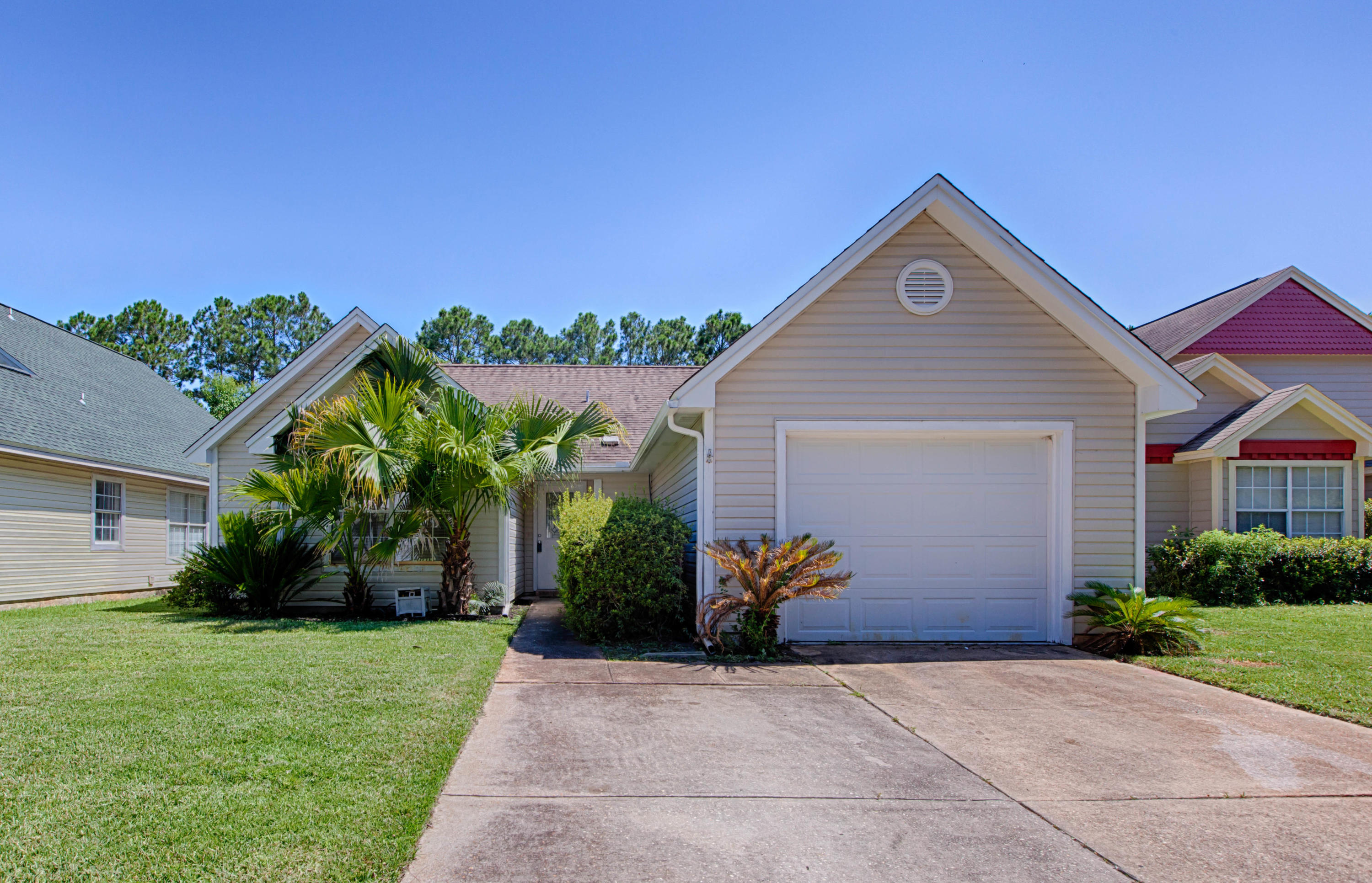 Move in ready home for sale! This first time home is perfect for that starter family in the quiet area of Willow Bend. Convenient location in regards to both AFB (Hurlburt and Eglin) 3 bedroom and 2 bathroom with an open floor plan. Screened back porch with decking overlooking the water make for a tranquil place to sit and enjoy your private outdoor area.