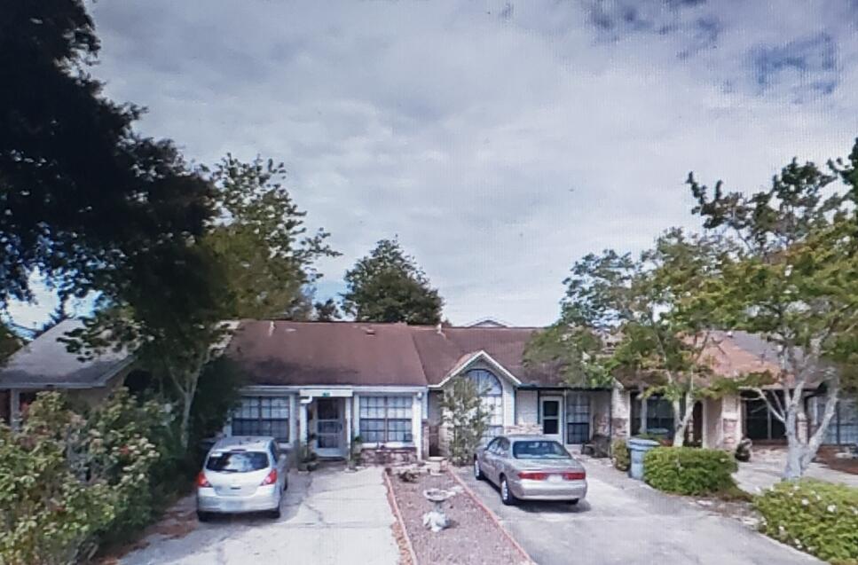 Cute one story townhome less than 1 mile from schools. 2 full baths with laminate floors. Separate living and dining areas. Fenced in backyard with patio pavers. Great place to relax among the foliage and large shade trees.