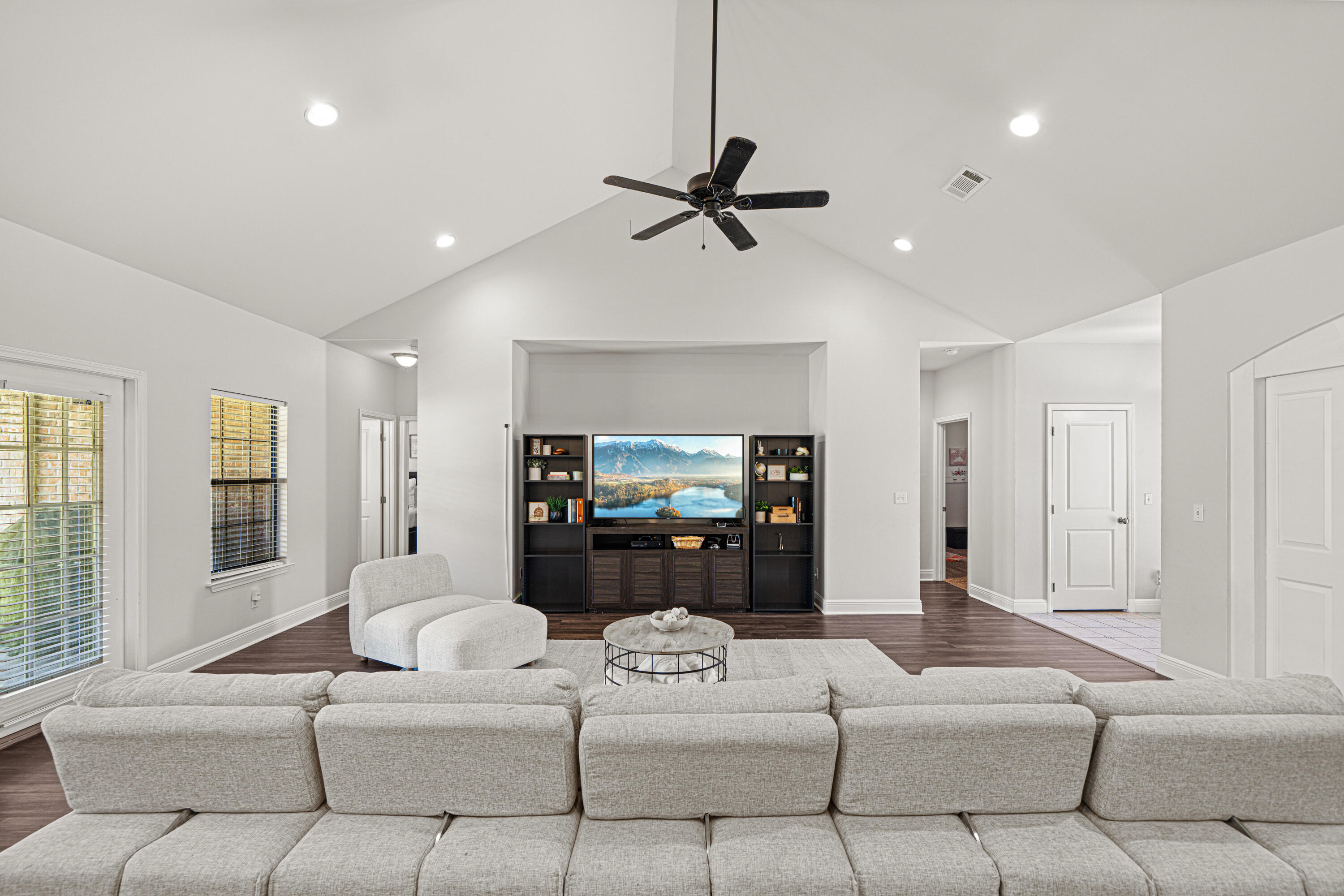 LAKERIDGE EST - Residential