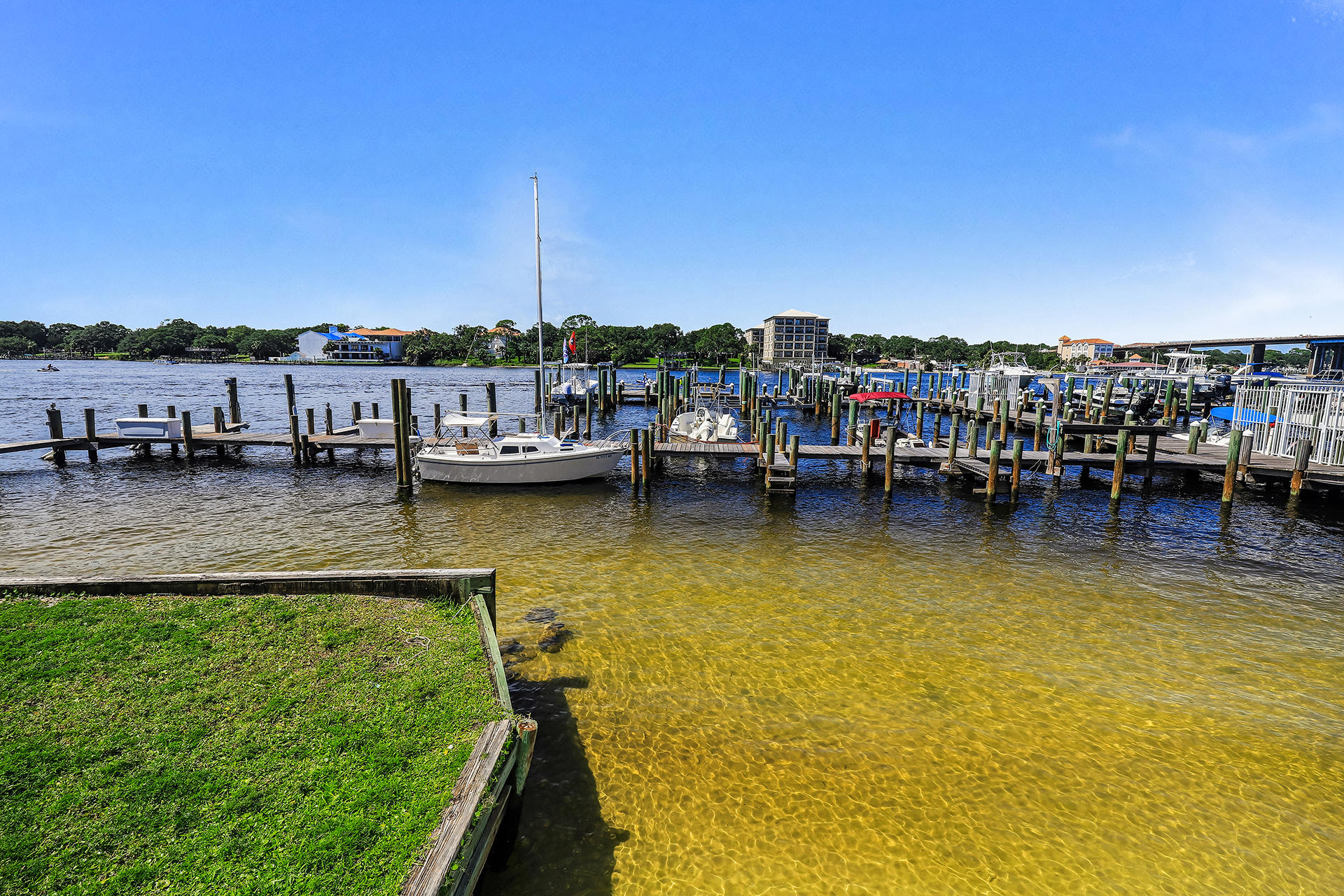 COMMODORES LANDING - Residential