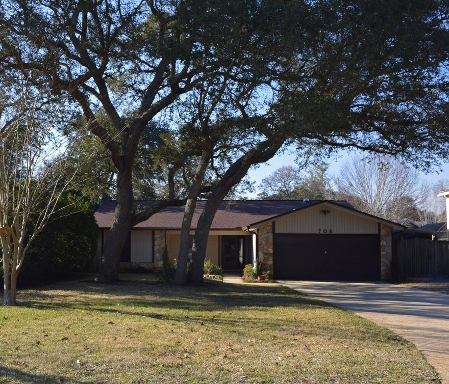 Close to perfect! 706 Providence Way has had excellent care and many updates so it's MOVE-IN READY! Features include the low maintence vinyl siding, the 2012 dimensional shingle roof, and a year old Carrier heatpump. Inside you'll find the home to be freshly painted in current colors. All the flooring (laminate, tile, and carpet) was in installed in 2012 and looks brand new. And such terrific living space: a 19 x 17 carpeted great room with a gas log fireplace plus a 250SF tiled, heated and cooled Florida Room! You'll love the maple cabinetry in the kitchen--especially the pot and storage drawers-- all accented by a glass tile backsplash and new rolled edge countertops! The gas range/oven was added in 2011, & all appliances convey. You have a choice of 2 eating areas: the suuny