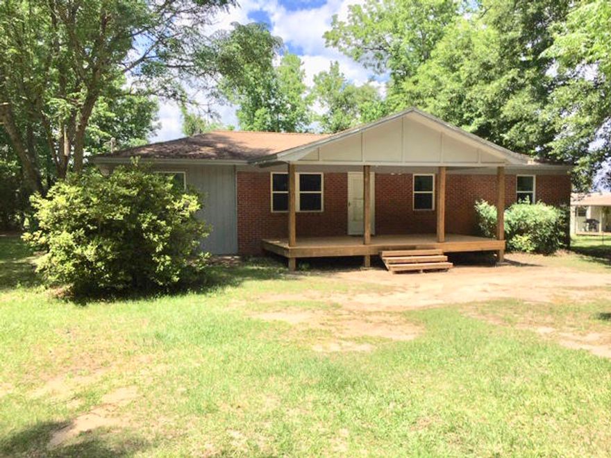 Recently renovated. New laminate flooring. New white kitchen cabinets. New paint. All new master bath. Live in a quiet county setting. Watch the cows in the pasture behind the property while enjoying your morning coffee.
