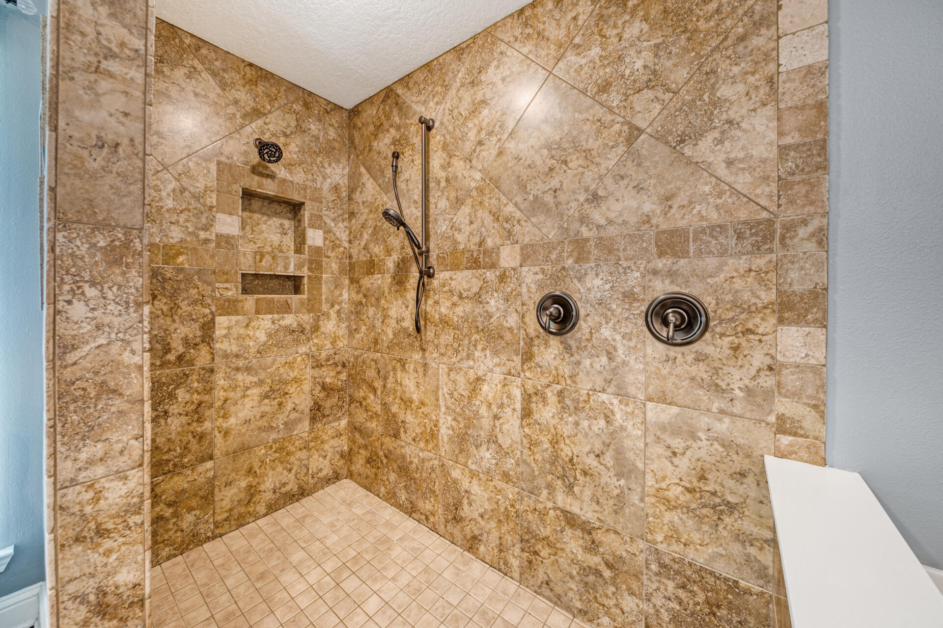 WINDMEADOWS - Residential