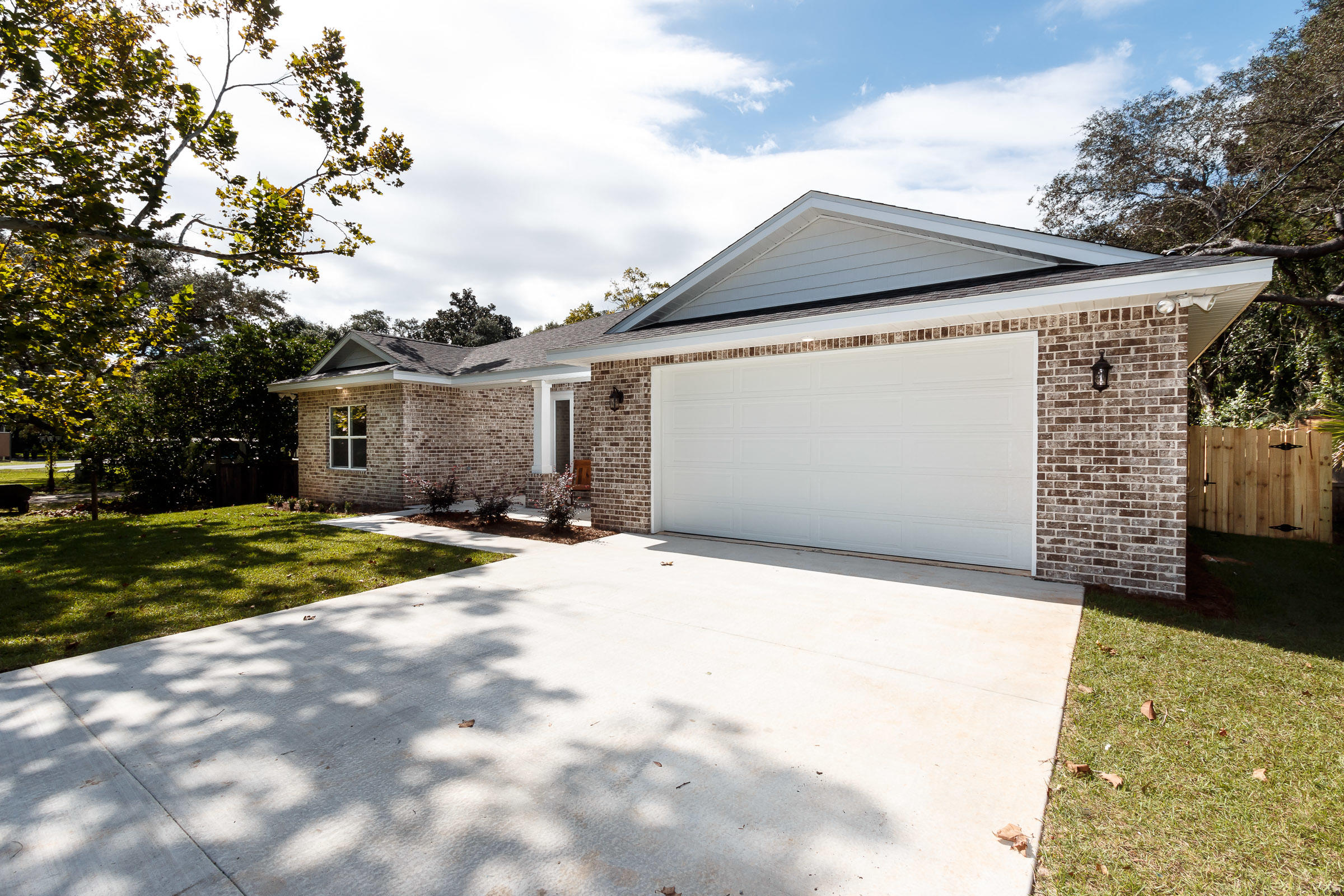 Ocean City/ Wright Fire. Within 0.3 miles of Shalimar Bridge. - Residential