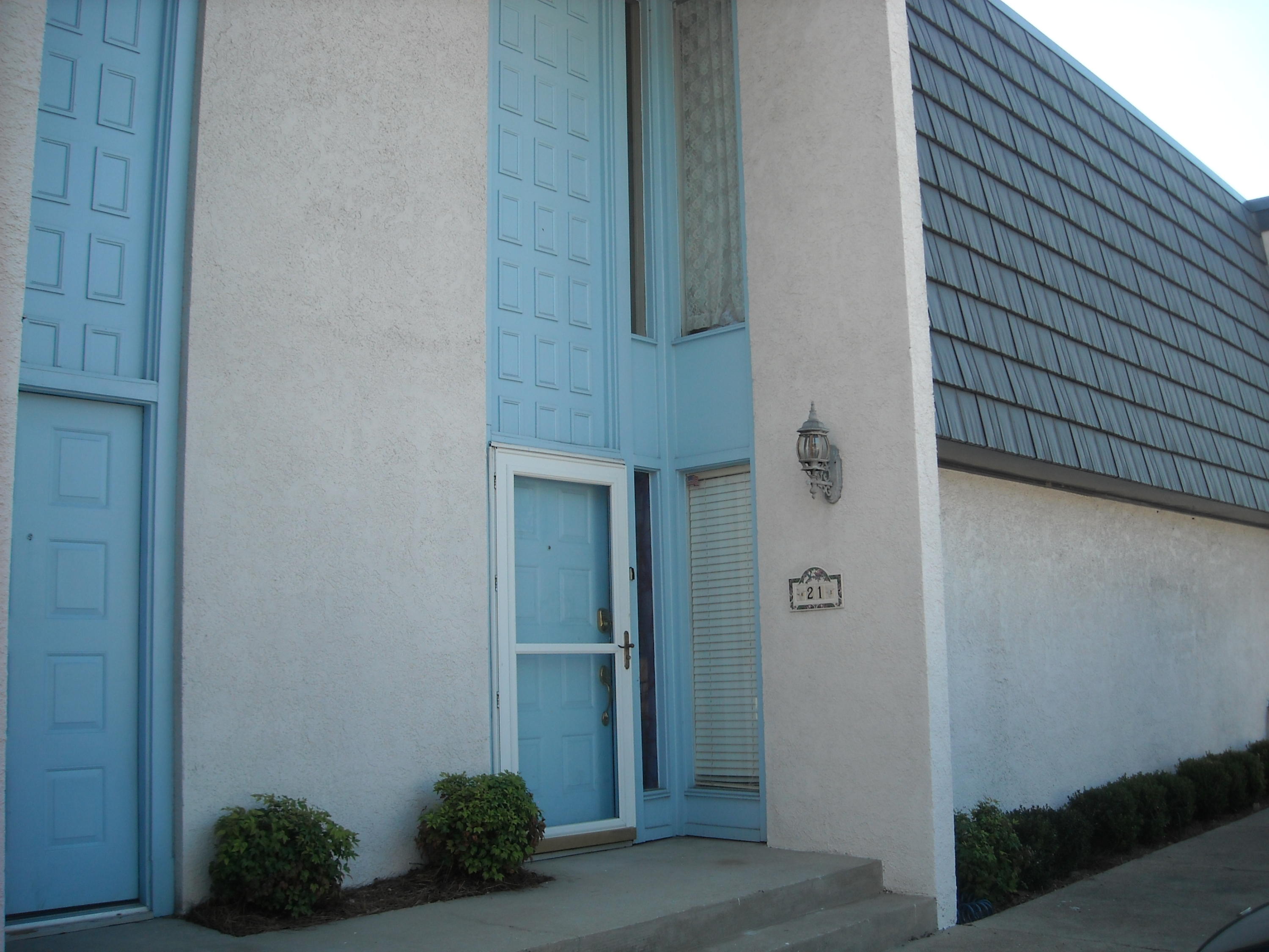 Very nice townhome with two bedrooms and 2 baths. Living room French doors lead out to your private patio. Waterfront complex amenities include pool and 2 docks.Centrally located and walking distance to downtown Fort Walton Beach.Close to dining, shopping, schools and beaches.Call for your appointment to view.