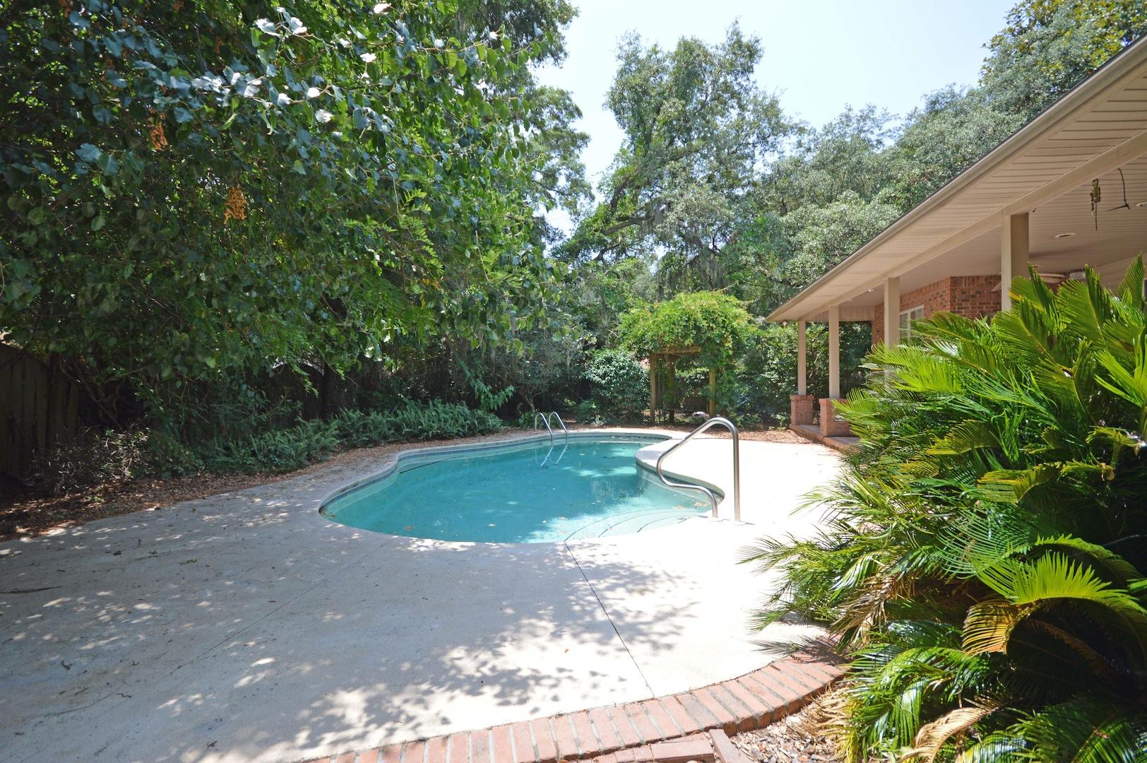 ROBLEDAL ESTATES - Residential