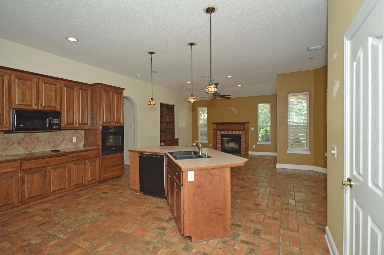 ROBLEDAL ESTATES - Residential