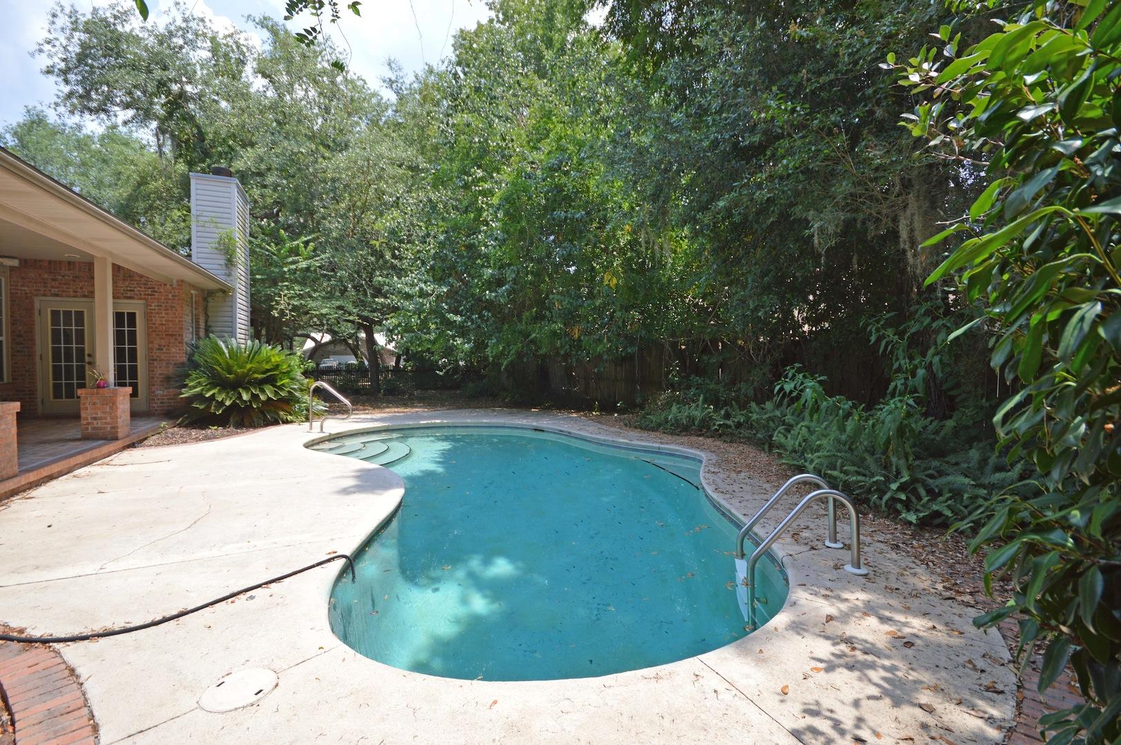 ROBLEDAL ESTATES - Residential