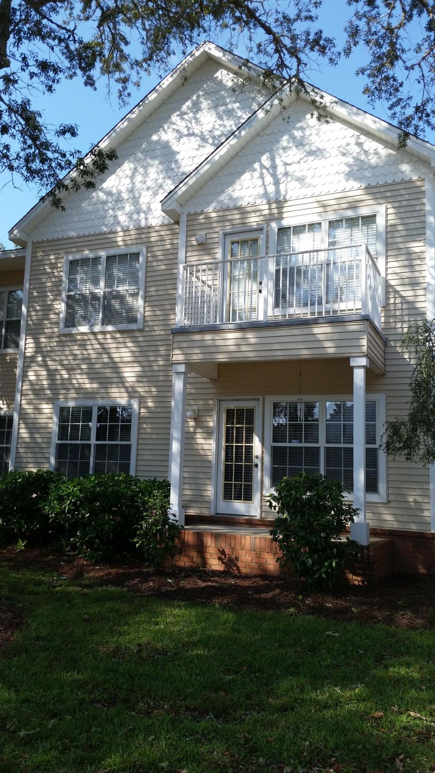 Great 2 bedrm unit at The Oaks Condominiums complex. Located on the ground floor for convenient access. Low maintenance and right in the heart of Niceville, near to: schools, shopping, Eglin AFB, NWFSC and hospitals. Perfect for military, civilian or investor. Schedule a showing today!