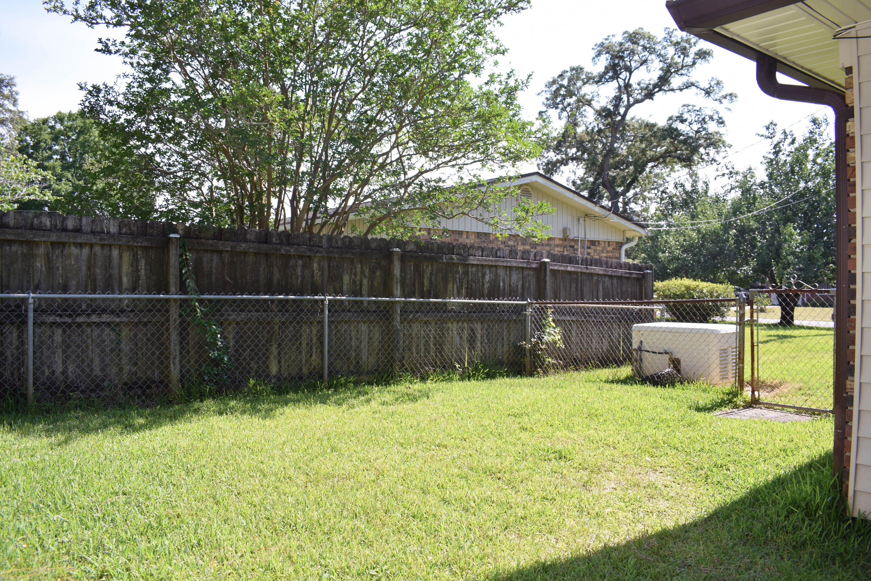 PORT DIXIE S1/2 OF LOTS 26 TO 28 BLK 32 - Residential