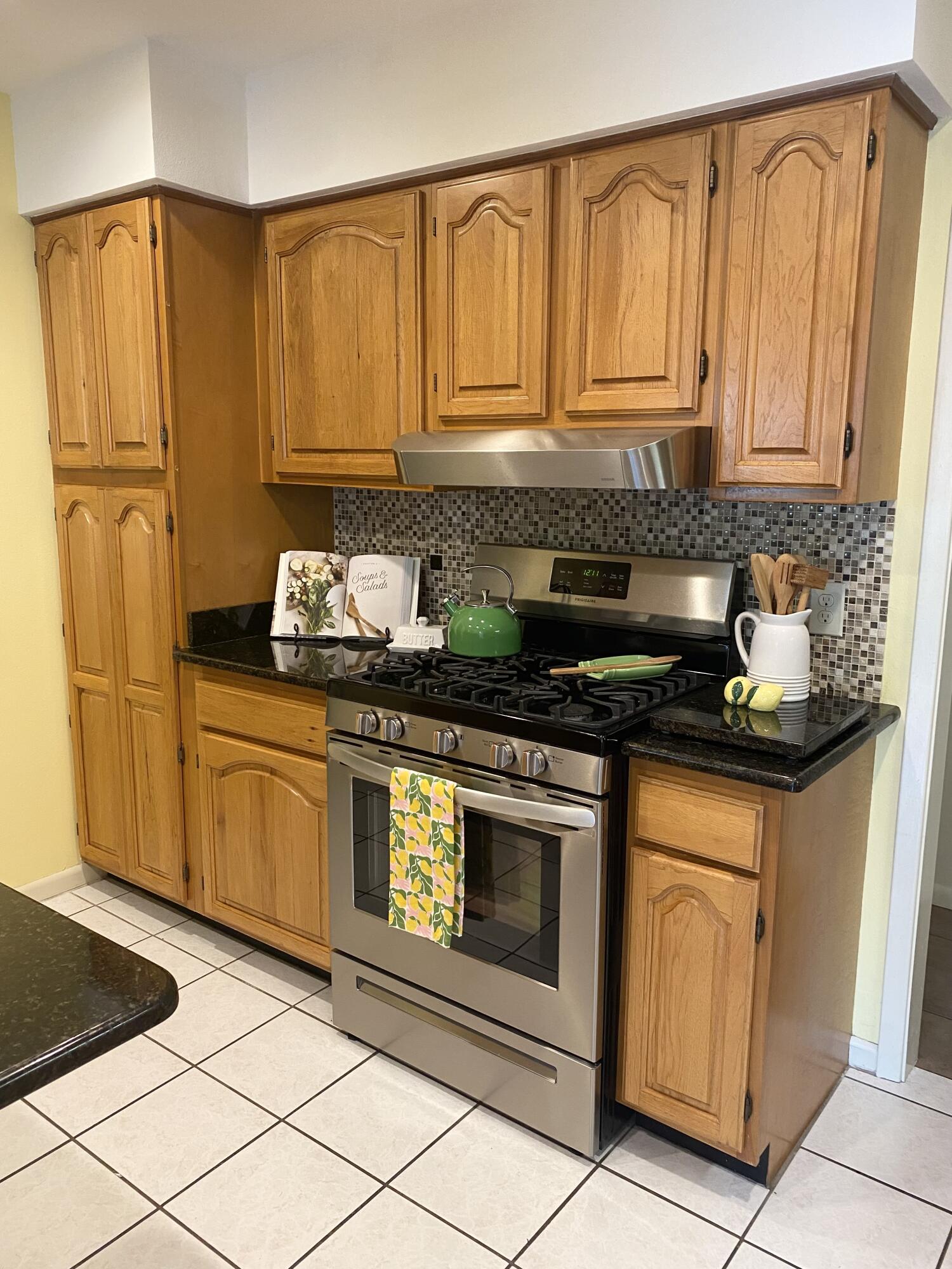 PORT DIXIE S1/2 OF LOTS 26 TO 28 BLK 32 - Residential