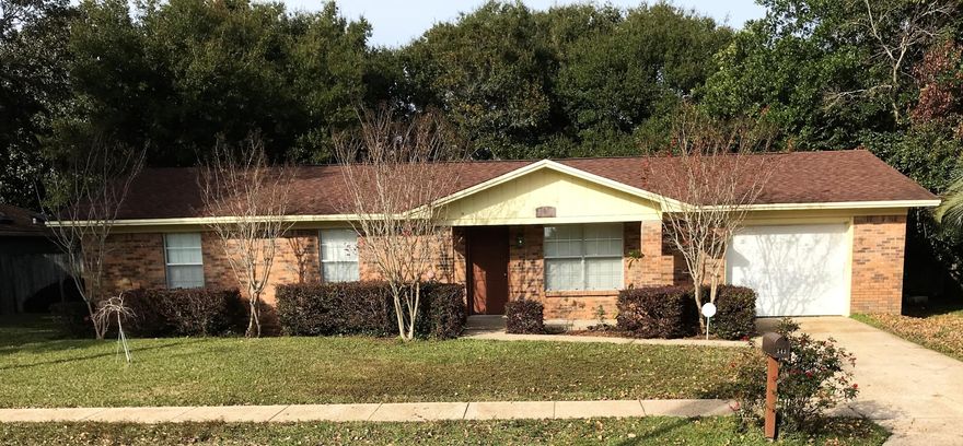 This 3BR/2BA brick home in the heart of Destin is a short walk or drive to everything, just blocks from Destin Elementary, shopping, restaurants, and Dalton Threadgill ballpark. Only minutes away from the Destin Harbor and the East Pass. Large LR, open dining and kitchen area with breakfast bar. Patio off dining room and large back yard. Great for entertaining.