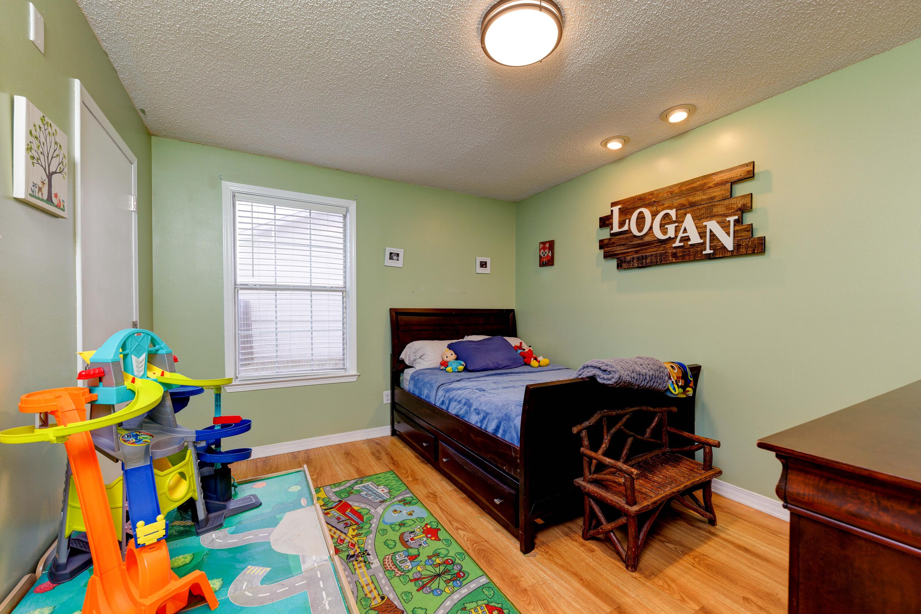 COUNTRYVIEW EST 4TH PH II LOT 8 - Residential