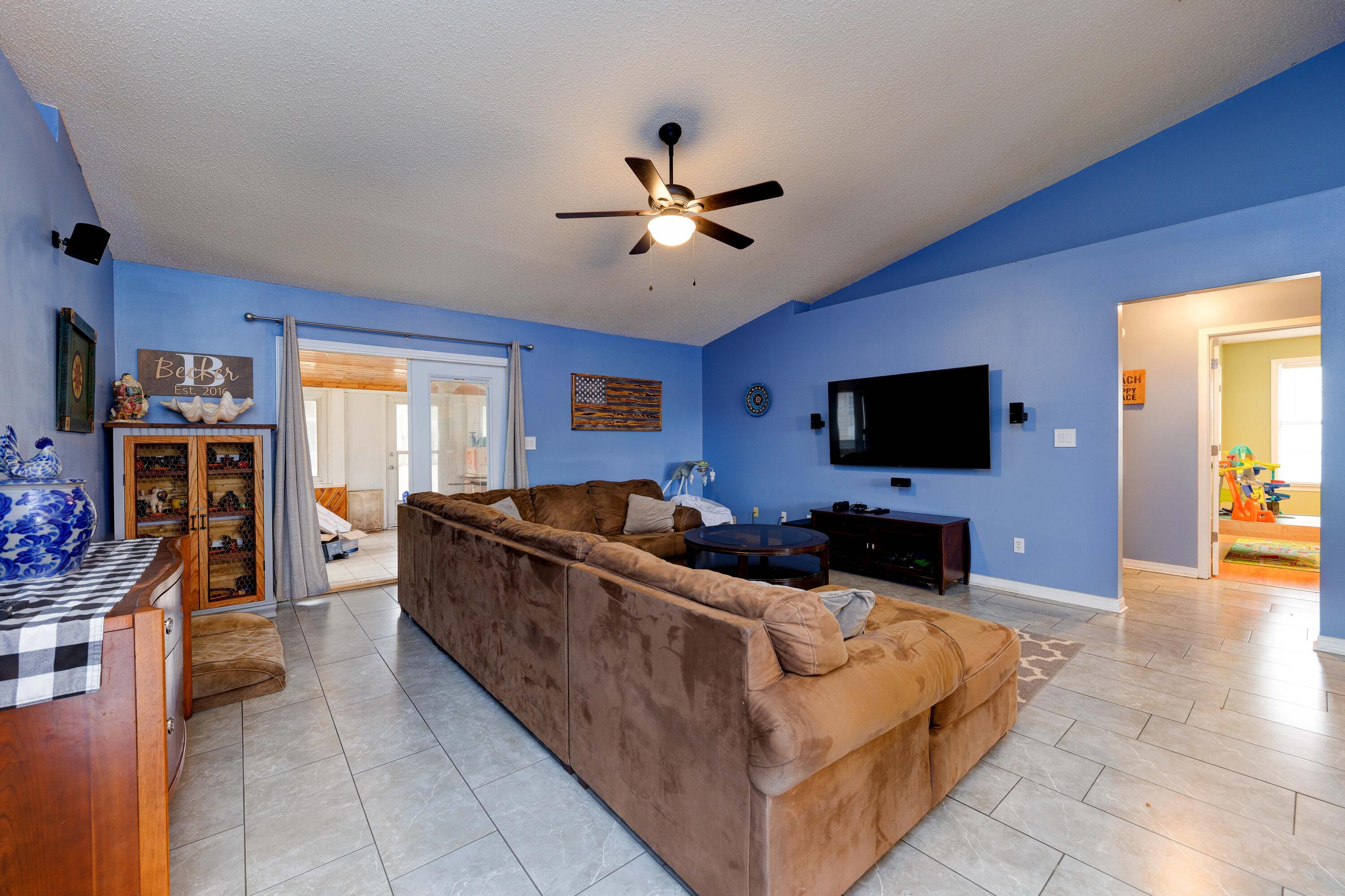 COUNTRYVIEW EST 4TH PH II LOT 8 - Residential