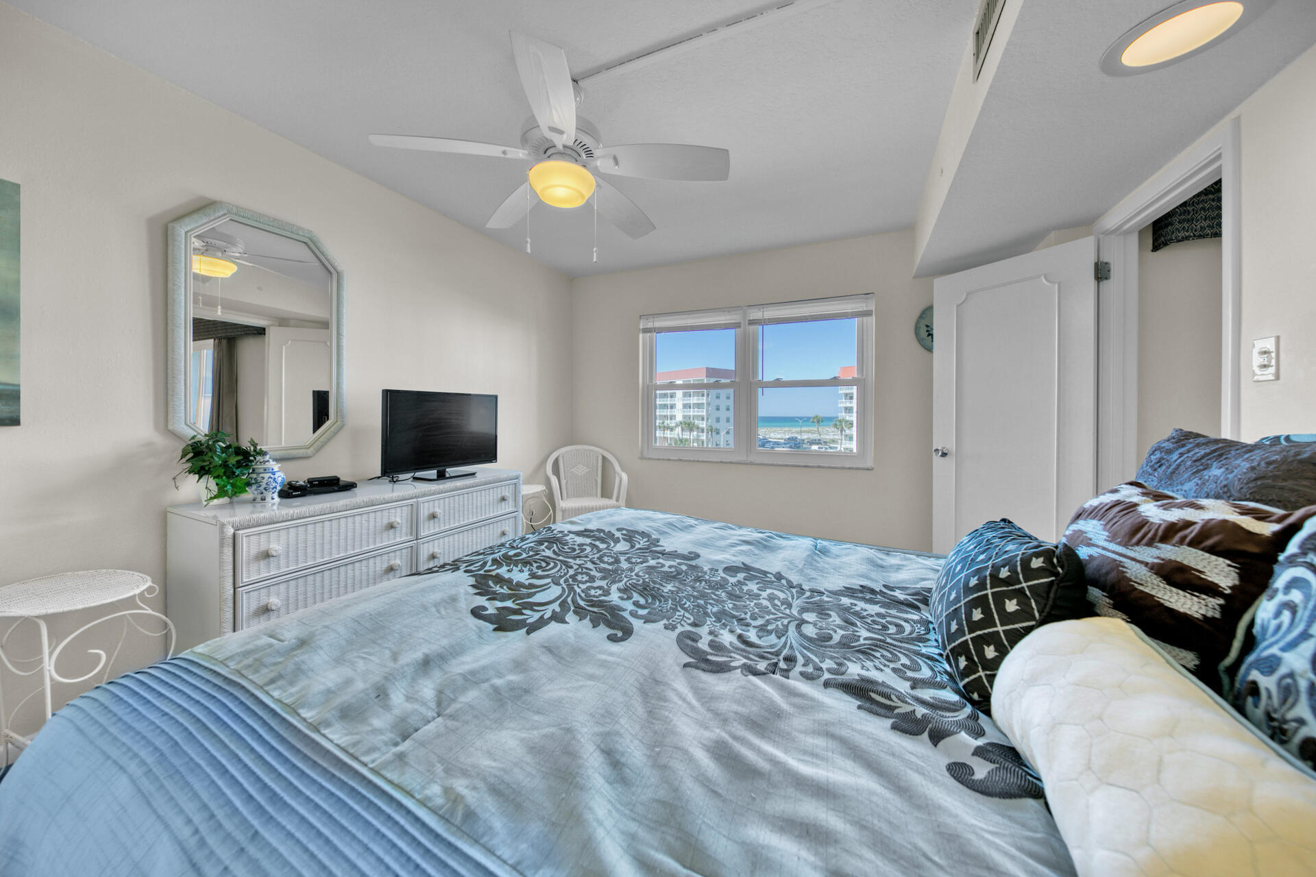 EL MATADOR CONDO - Residential