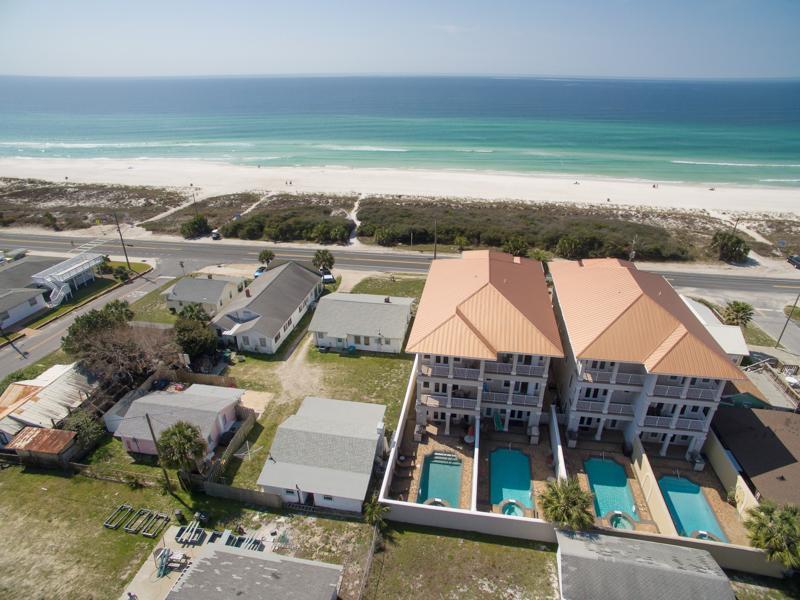 LAGUNA LEGEND TOWNHOMES - Residential