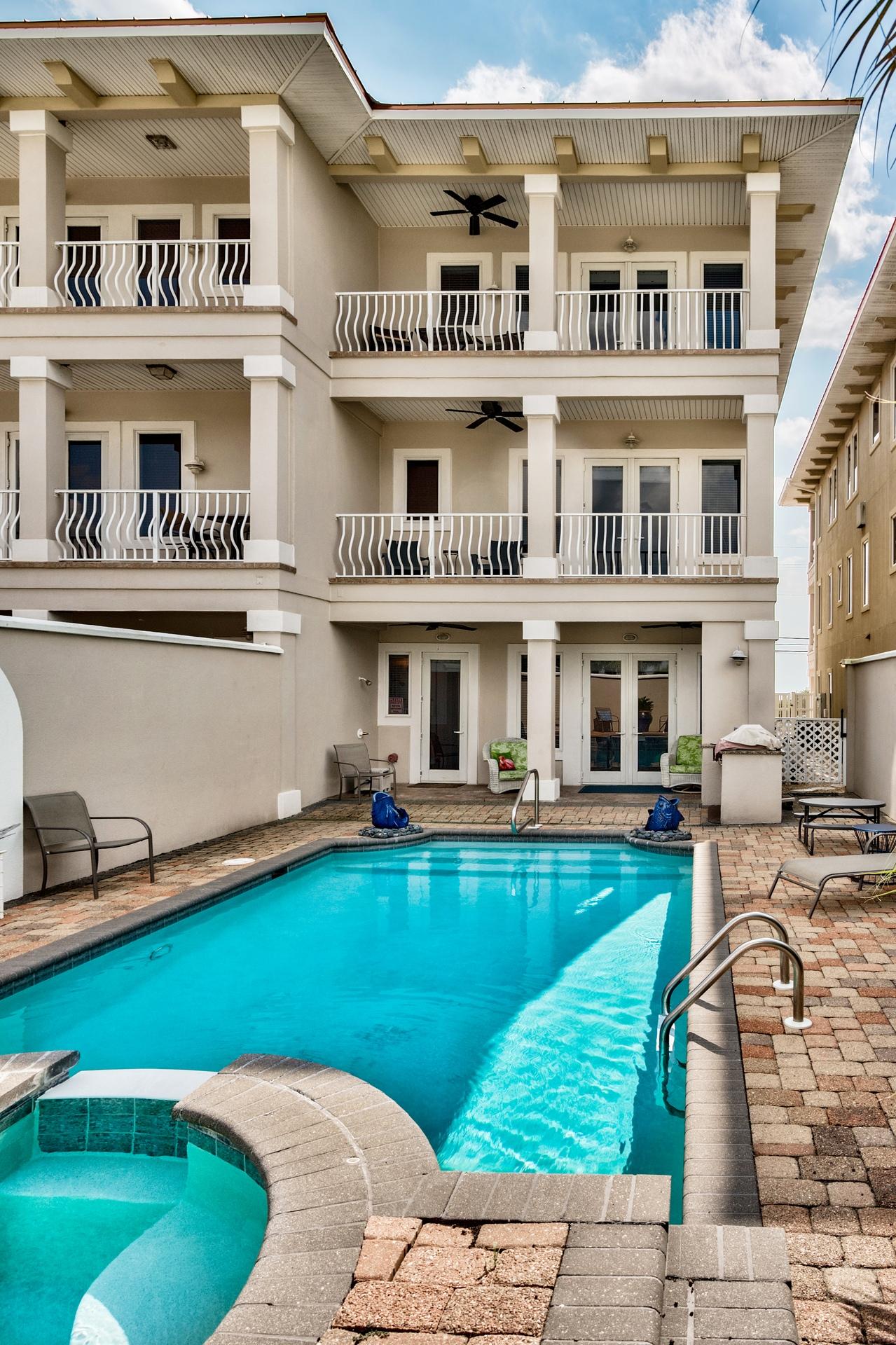 LAGUNA LEGEND TOWNHOMES - Residential