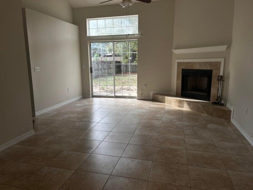 DIAMOND VIEW T/H - Residential Lease