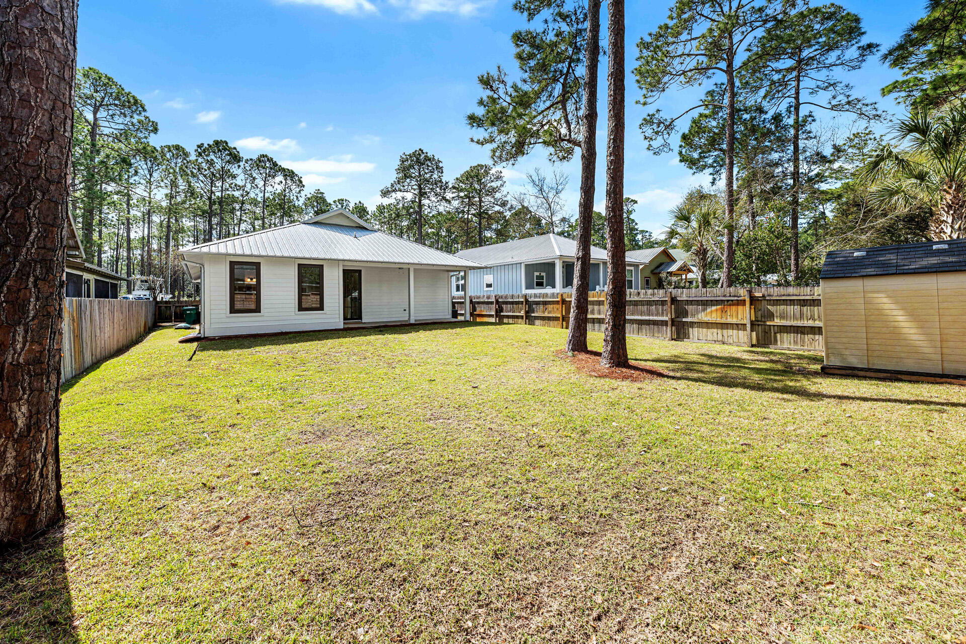 MAGNOLIA BEACH - Residential