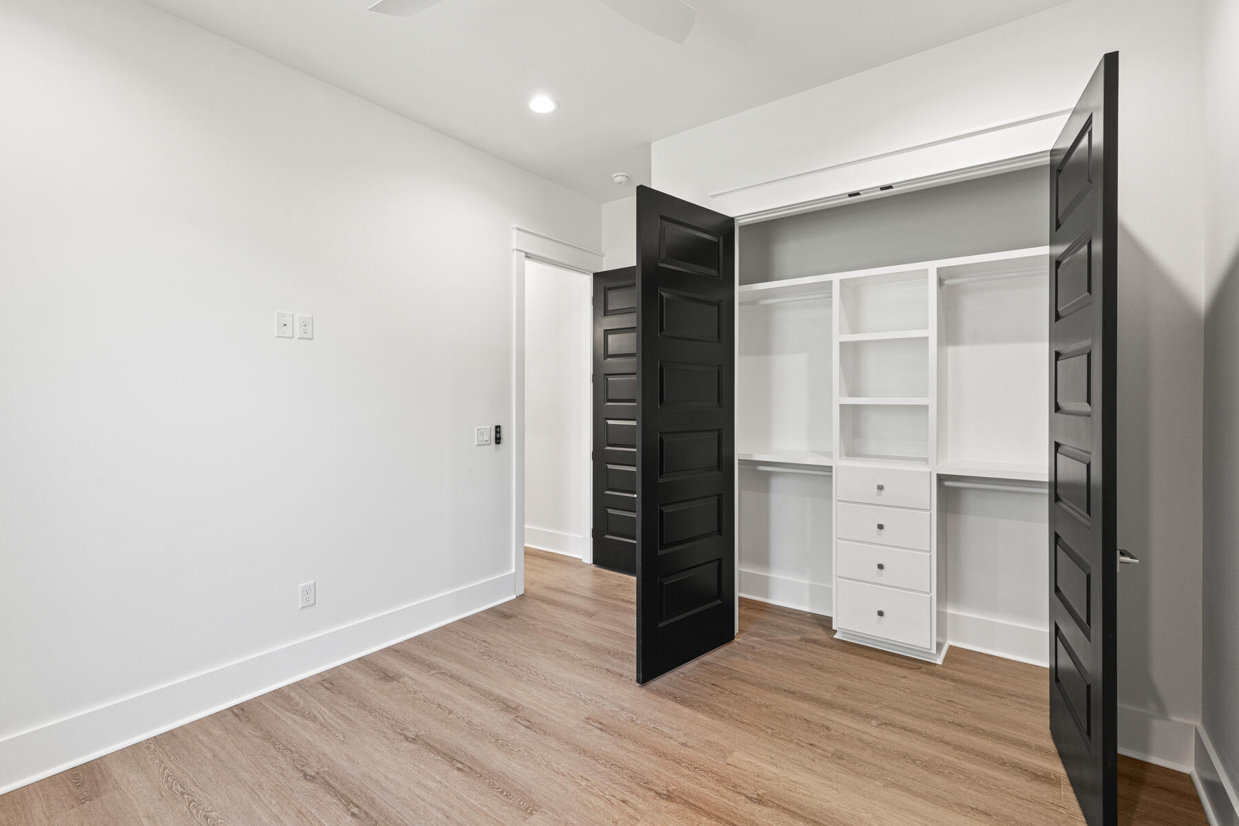 ELLIOTTS POINT - Residential