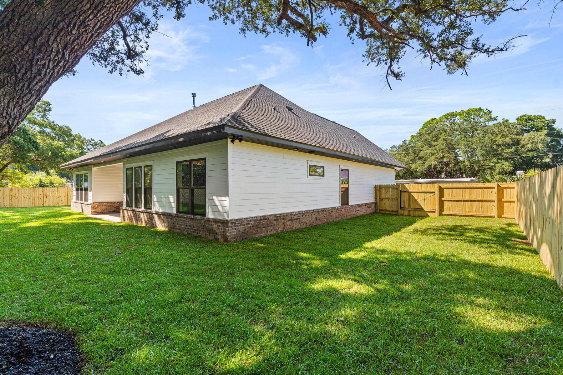 ELLIOTTS POINT - Residential