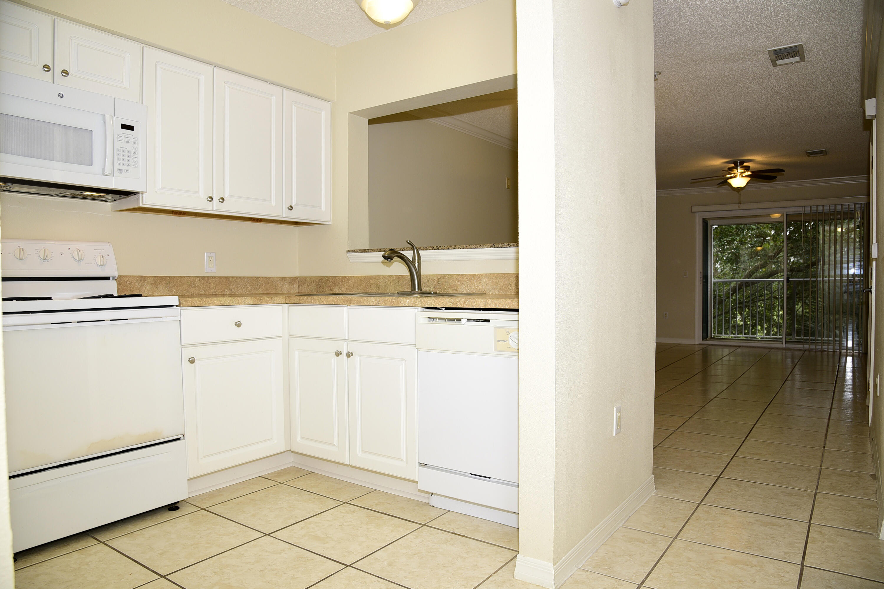 THE FLORIDA CLUB - Residential Lease