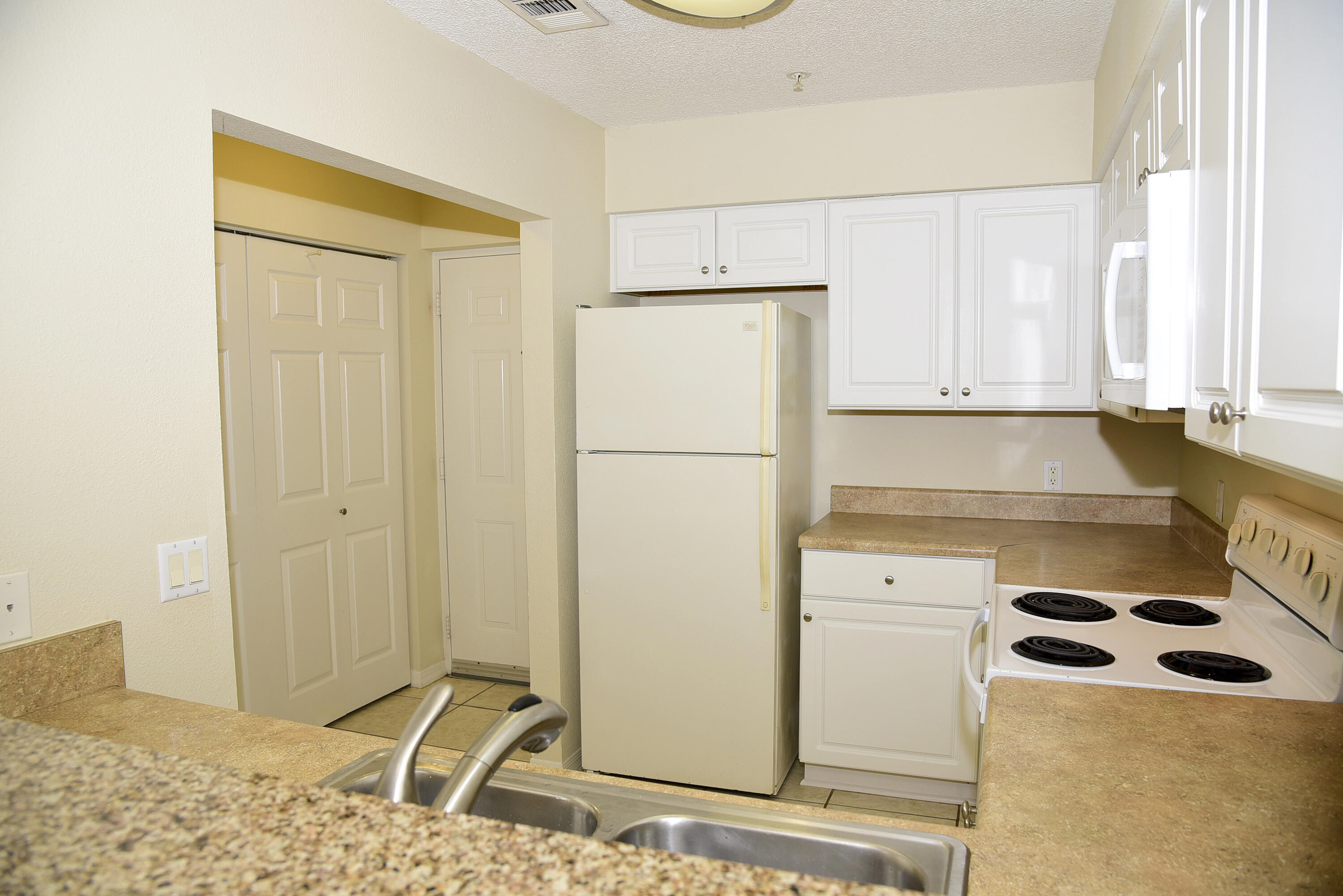 THE FLORIDA CLUB - Residential Lease