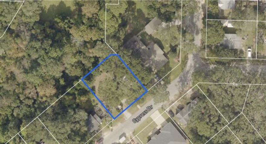 Residential land for sale that offers both serenity and accessibility, perfect for your dream project! This lot is situated in a desirable area, just minutes from essential amenities such as shopping centers, restaurants, schools, and parks. Enjoy the convenience of urban living while being surrounded by nature. Utilities such as water, electricity, and sewage are set, facilitating an easier development process.