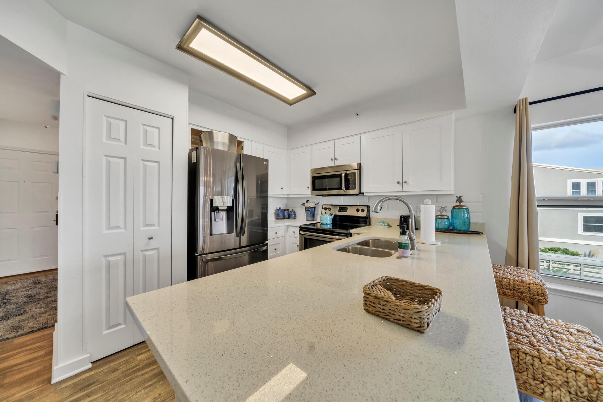 EMERALD TOWERS WEST CONDO - Residential