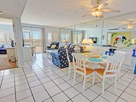 HOLIDAY SURF & RACQUET CLUB - Residential