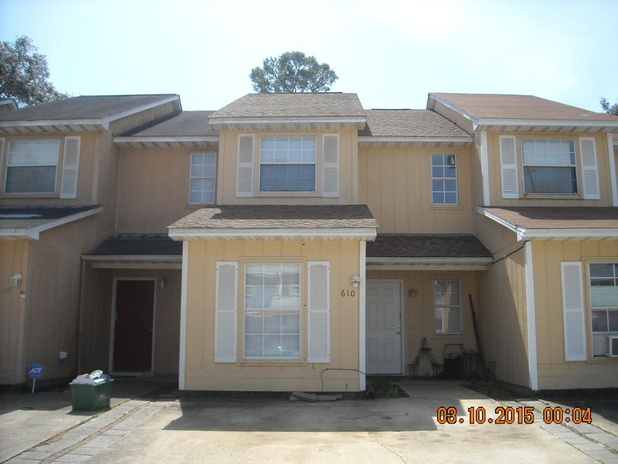 Three bedroom, 2 bathroom townhouse located in the middle of Fort Walton Beach. Convenient to shopping, schools and military bases. One bedroom is located on the first floor next to the full bath with shower. Washer&dryer connections.