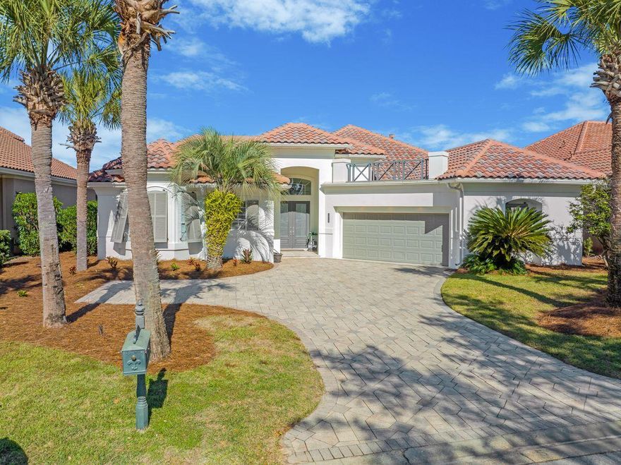 Charming coastal contemporary design recently renovated to provide exceptional amenities as well as timeless elegance characterize this four bedroom single level retreat located in the heart of Regatta Bay directly on the golf course. Notable features include an exceptional & spacious courtyard entry with unparalleled privacy, private pool and screening, guest quarters with separate accessibility, 12' ceilings + in the living and kitchen with views overlooking the courtyard pool and outdoor summer kitchen.