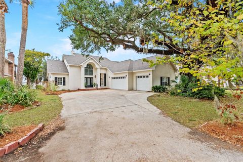 Photo of 101 Harbour Pointe Drive, Lynn Haven, FL 32444 (MLS # 990713)