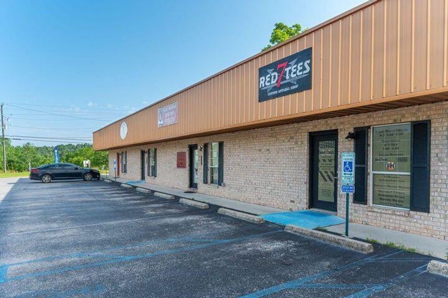 Great location on the South end of town! Perfect for any buisness.