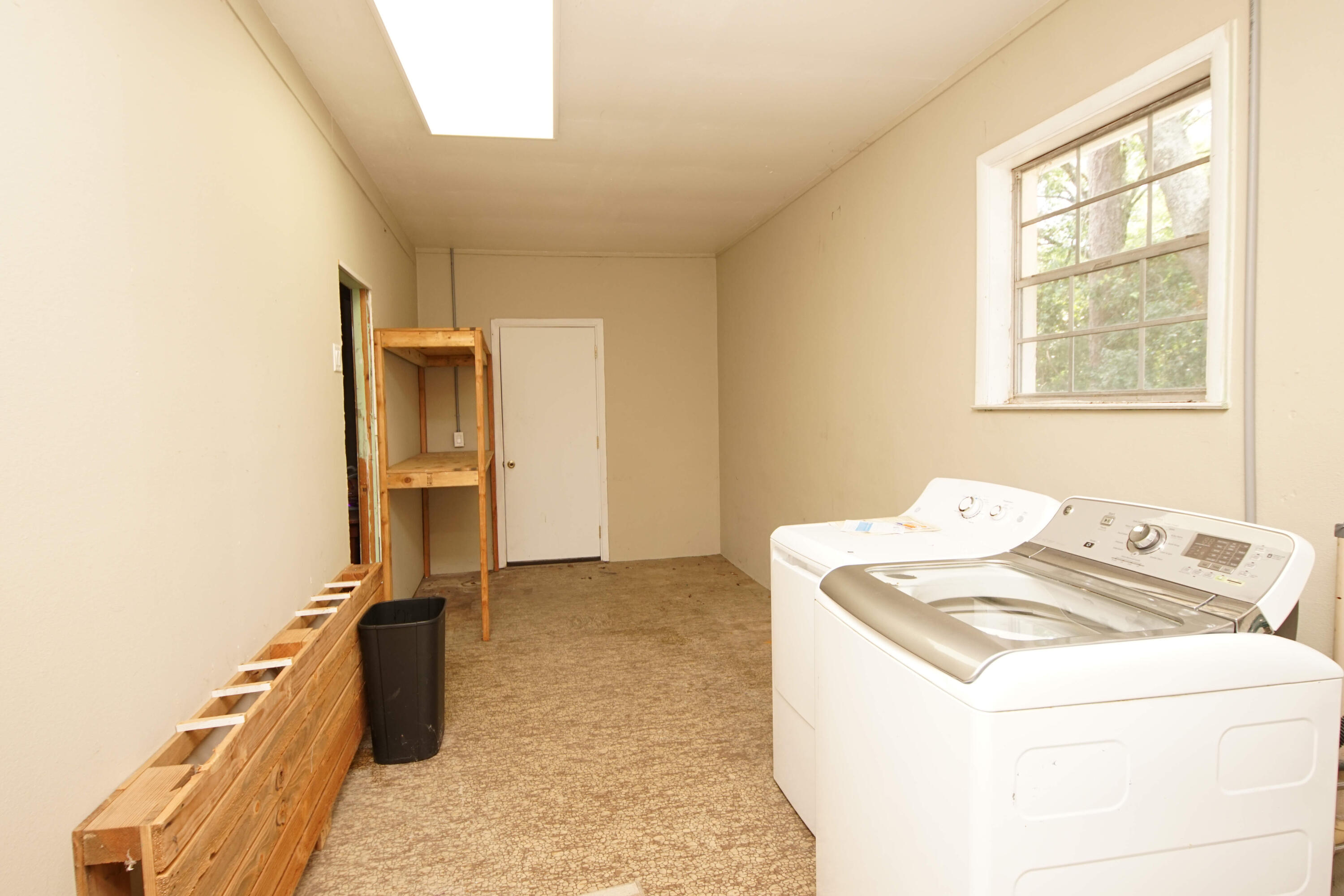 PINE LAKE S/D LOT 33 BLK B - Residential Lease