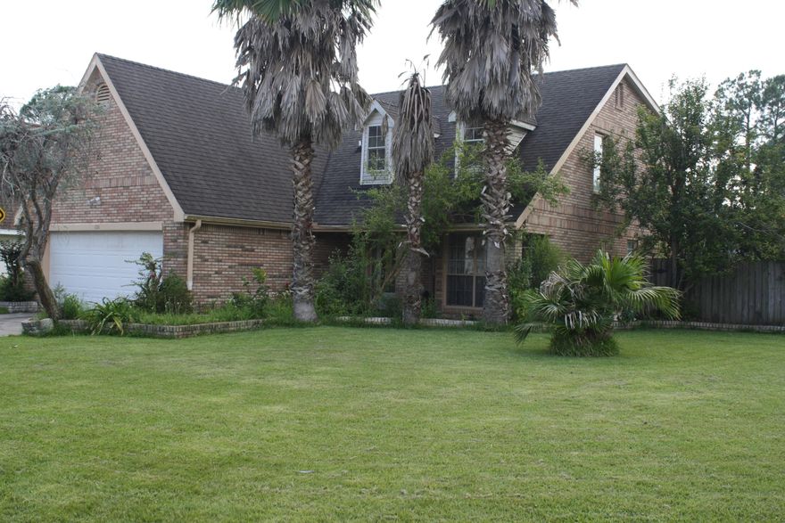JUST REDUCED AND SELLER IS MOTIVATED TO SELL! PRICED WELL BELOW THE COMPS TO MOVE QUICKLY. GREAT OPPORTUNITY TO OWN A WONDERFUL 5 BEDROOM, 2 1/2 BATH HOME THAT IS CONVENIENTLY LOCATED BETWEEN BOTH BASES AND JUST MINUTES AWAY FROM SHOPPING, DINING, AND THE SUGAR WHITE BEACHES OF THE EMERALD COAST! SELLER JUST PUT ON A BRAND NEW ROOF ON IN JANUARY FOR $11,000. ALSO ALL NEW CARPET IN CARPETED AREAS AS OF JANUARY. PERFECT OPTION FOR LARGE OR GROWING FAMILIES AND WITH A LITTLE UPDATING AND TLC THIS COULD BE THE VALUE BUY YOU'VE BEEN LOOKING FOR!