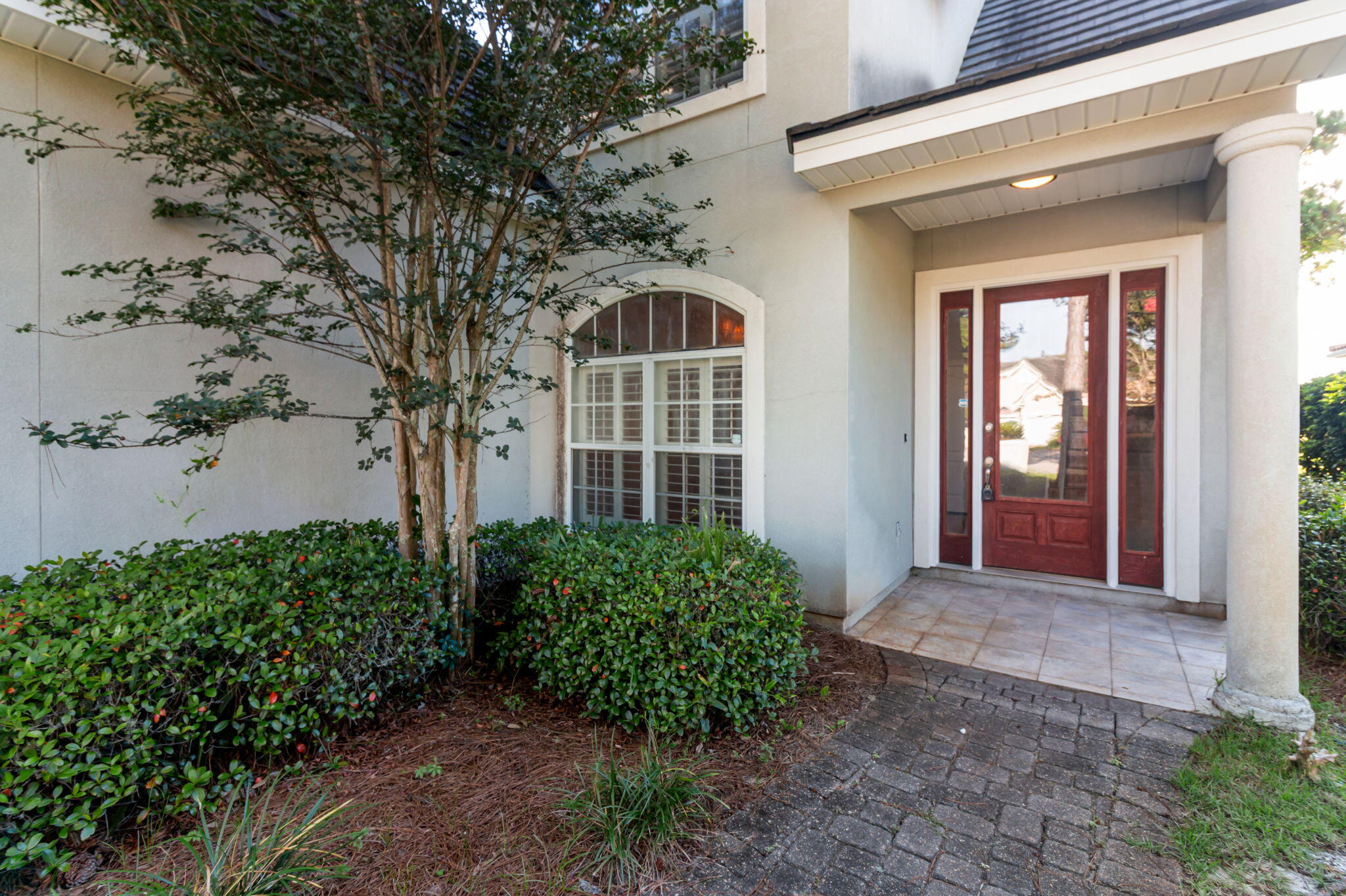 This beautiful 4BR/2.5BA, unfurnished Destin rental home is located on the 10th green of the Emerald Bay golf course. Enjoy the view from the kitchen which opens to the great room and overlooks a lake teeming with fish. There are stainless steel appliances, a gas stove, and granite counter tops in the kitchen as well as the added touches of crown molding and plantation shutters throughout this Destin rental home. The home has hardwood flooring, tile and new carpet throughout. There is a gas fireplace and an over-sized screened in Florida room perfect for chilly or warm evenings, respectively.There is also a two-car garage and washer/dryer connections. Pets are negotiable with owner approval (sorry, no cats).