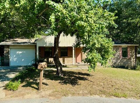 Photo of 511 Maple Avenue, Niceville, FL 32578 (MLS # 990586)