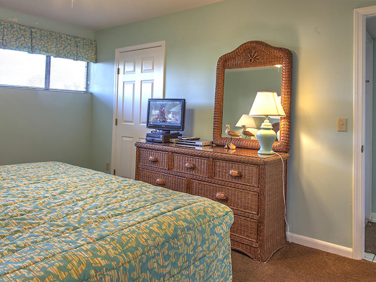 HOLIDAY SURF & RACQUET CLUB - Residential