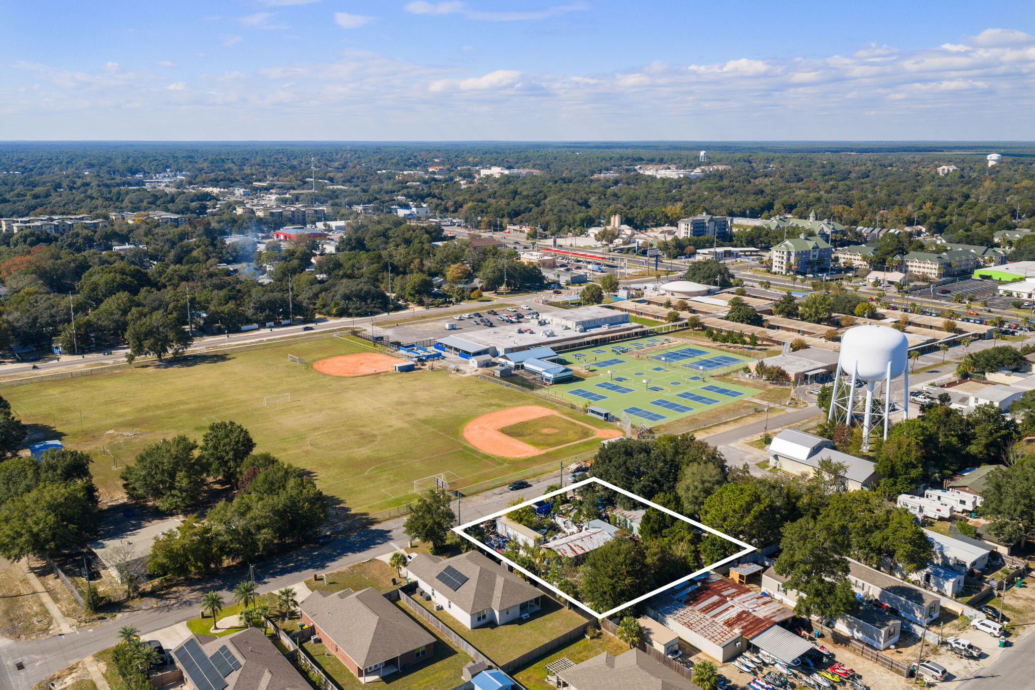 Main image without alt text